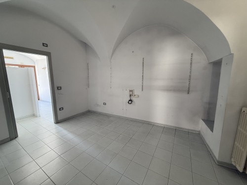 P  R  E  Z  Z  O       R  I  B  A  S  S  A  T  O  -  Centrale e Visibile Locale con 5 Ingressi